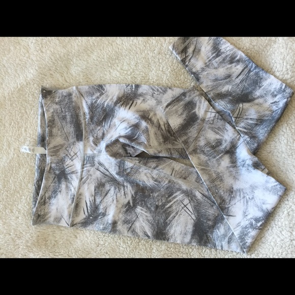 NWOT. Wunder Under Low Rise, Luxtreme. 28” Size 6 - Picture 3 of 4